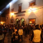 Público afuera del Teatro Obrero Público afuera del Teatro Obrero