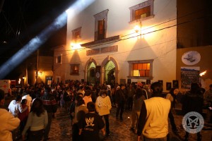 Público afuera del Teatro Obrero
