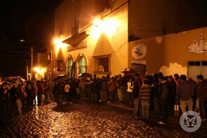 Fila entrada de Masacre esta noche