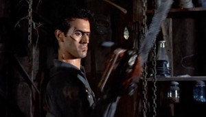 evil-dead-2-2 Ash y su mano alterada en el cobertizo de su cabaña poseída